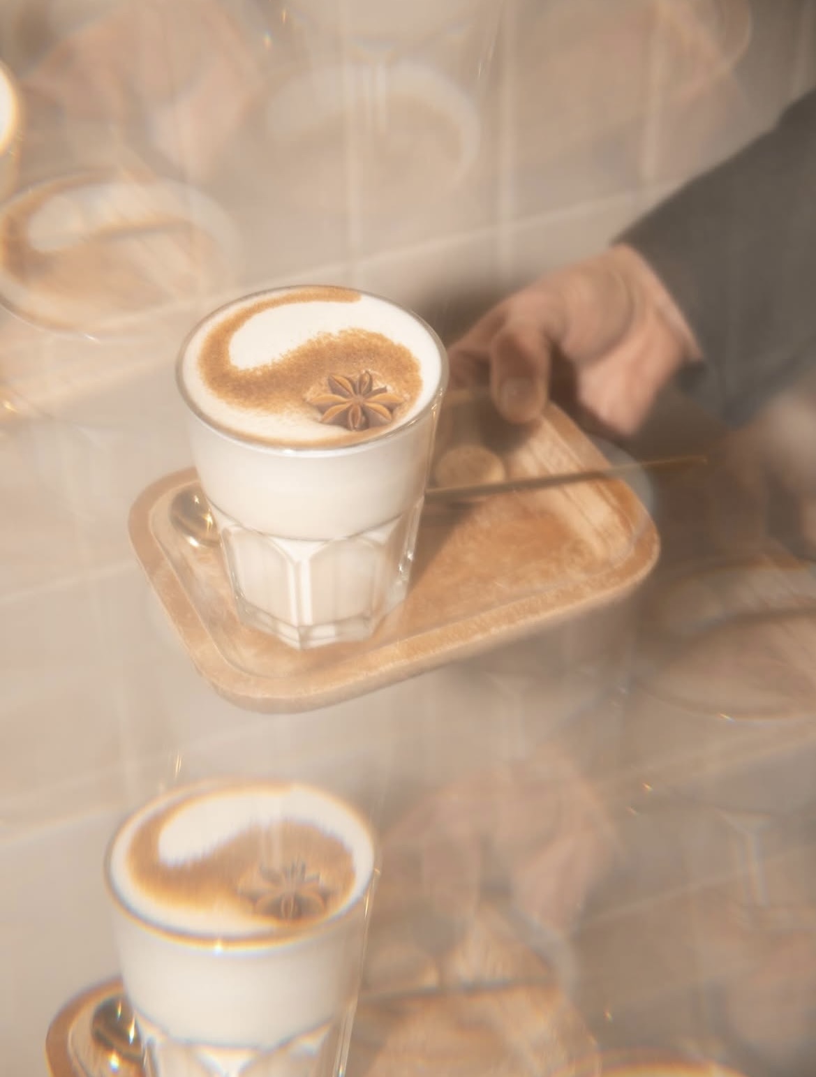 Chai latte met steranijs, weerspiegeld in glas