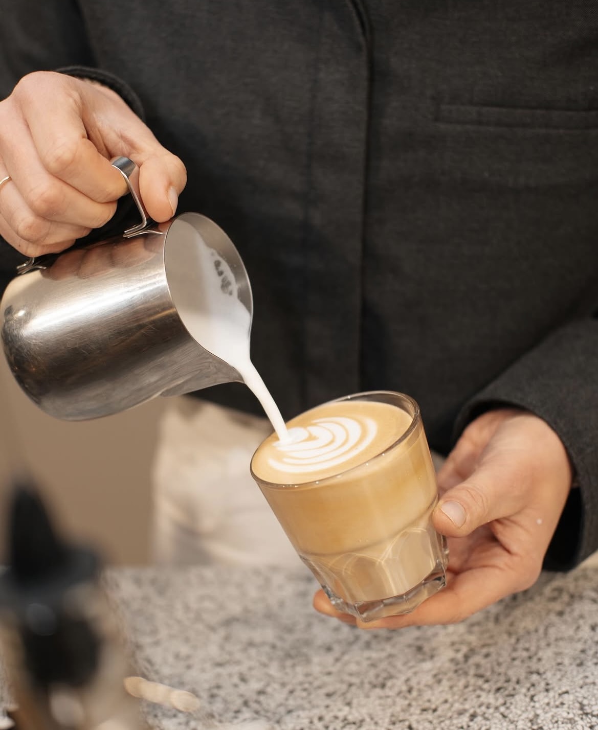 Latte art wordt ingeschonken