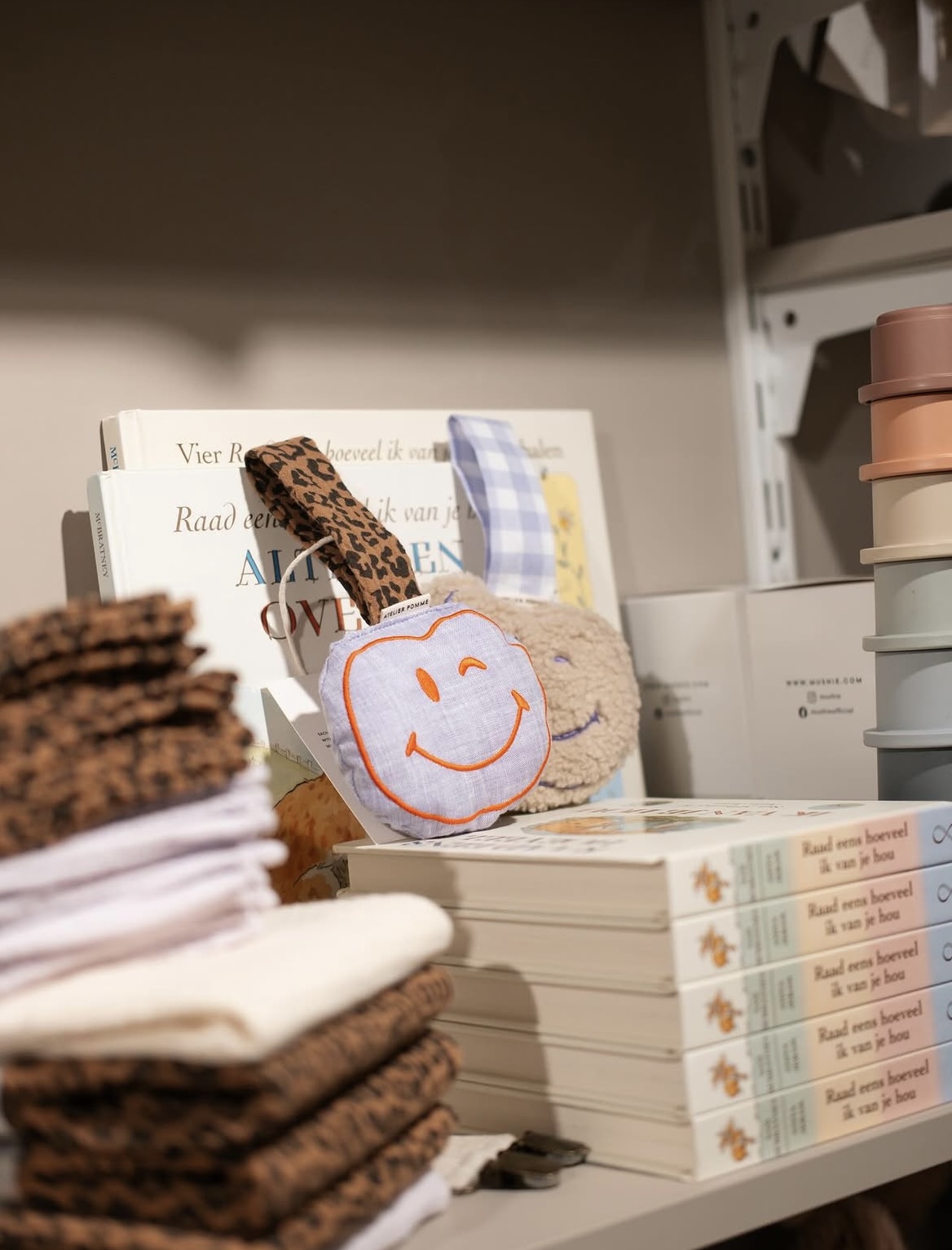 Speelgoed, boeken en speendoekjes op de plank