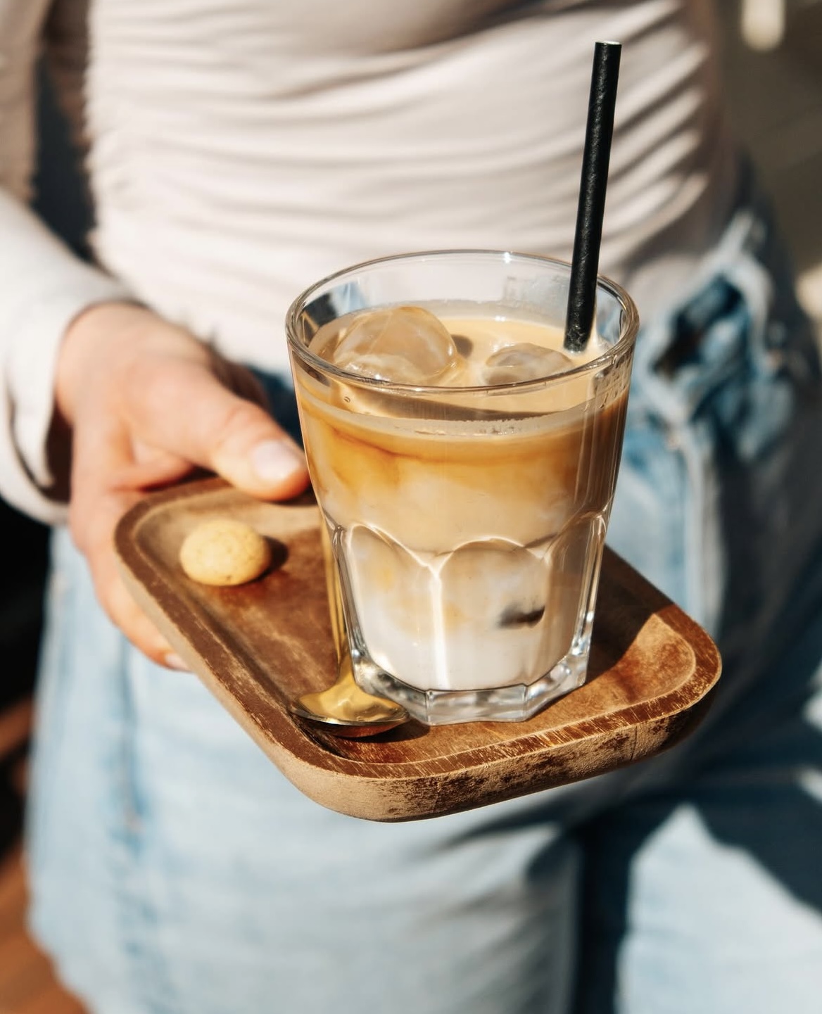 Iced latte op een houten dienblad
