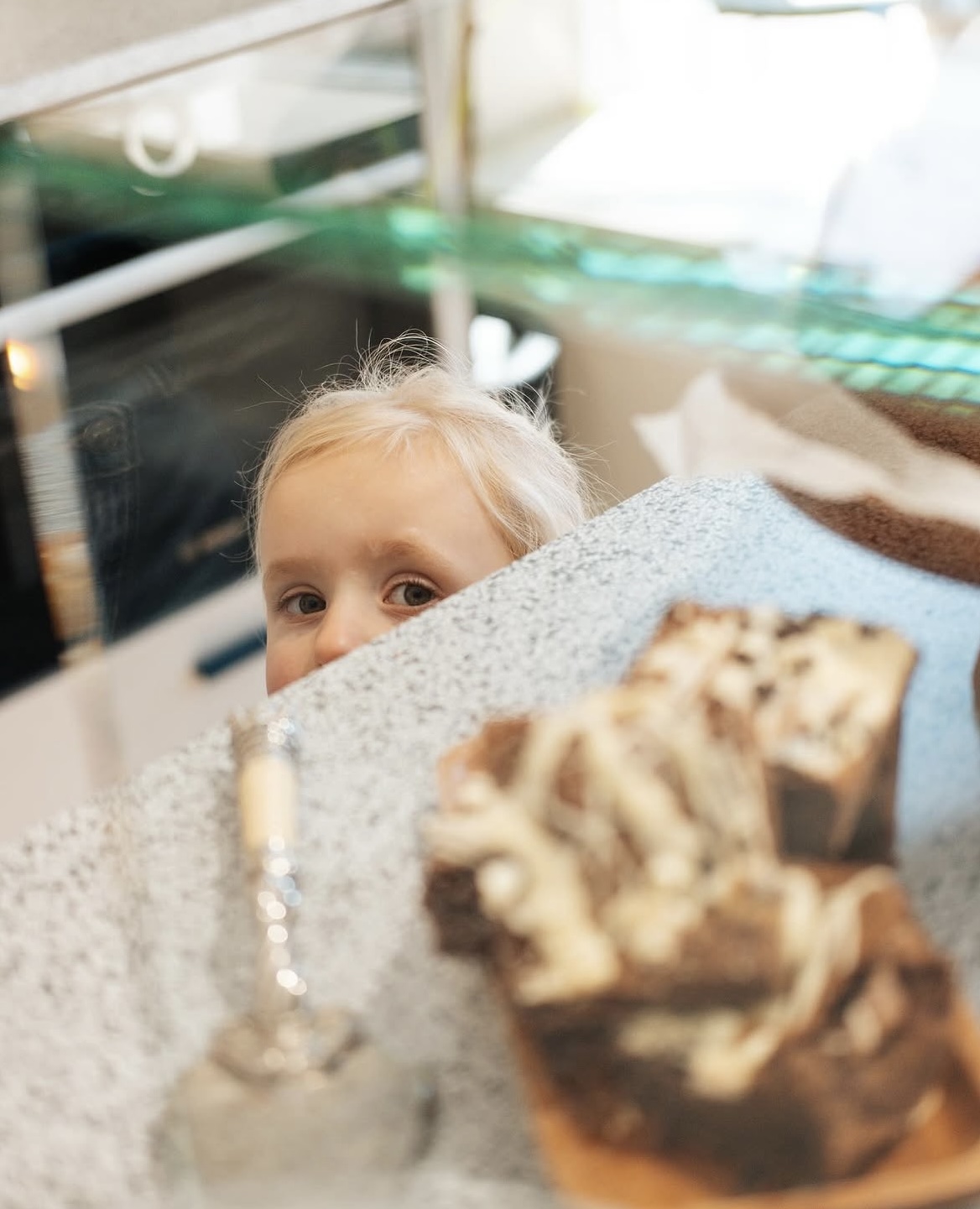 Nieuwsgierig kind bij de gebakvitrine
