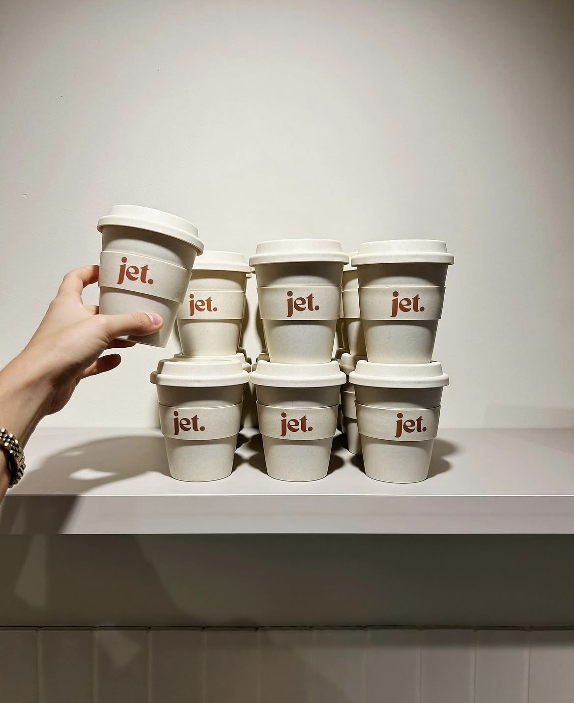 Stapel take-away bekers van Jet.
