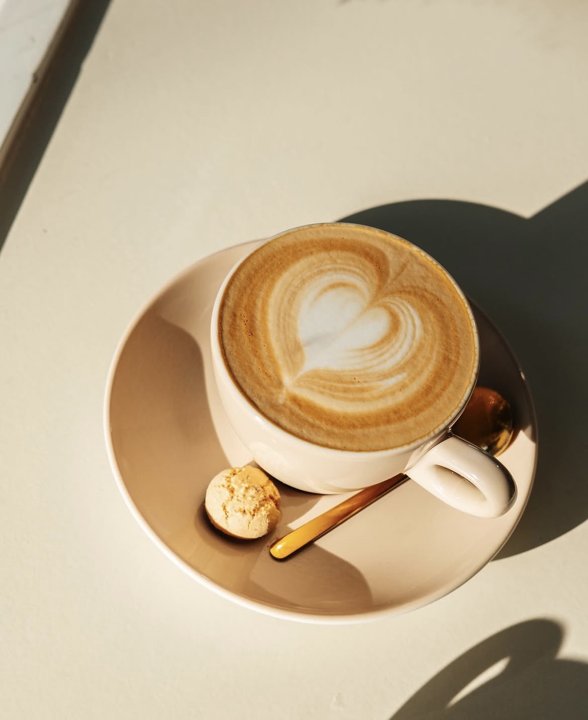 Cappuccino met hartje in de latte art