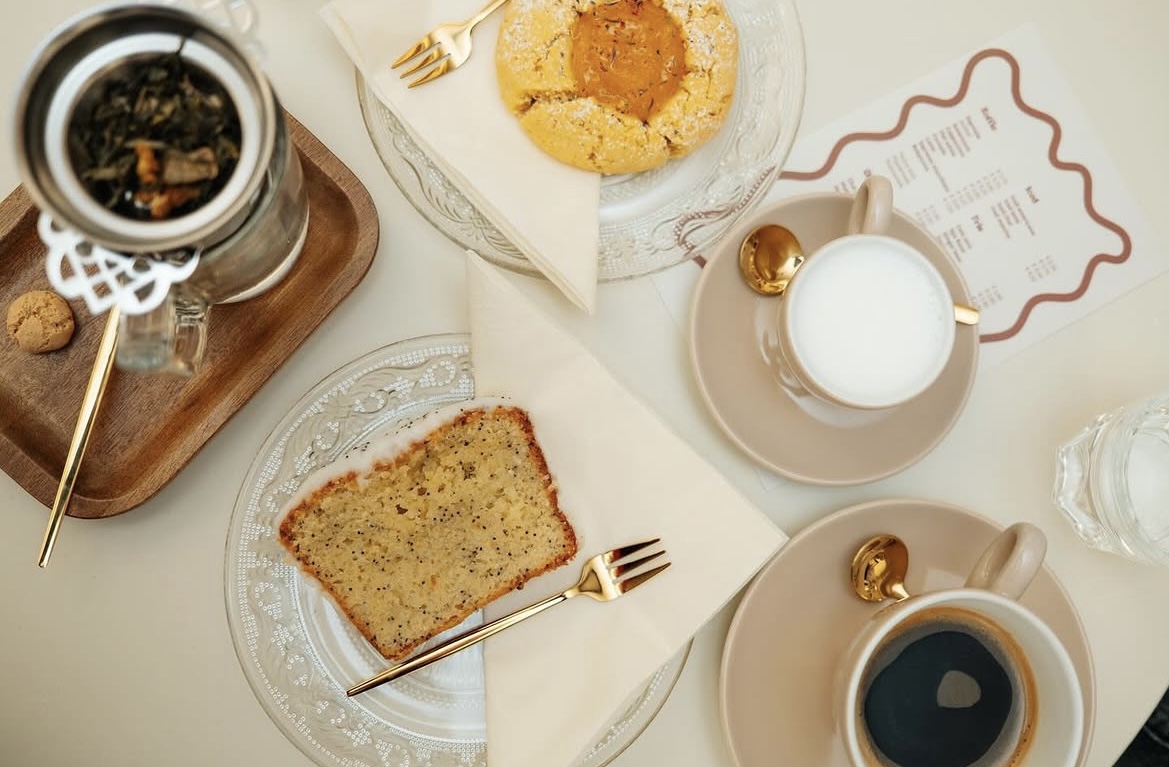 Tafel bij Jet. met koffie, croissant en bloemen